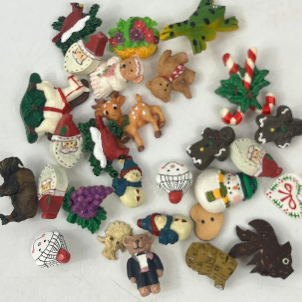 Lot 25+ Painted Wooden Novelty Buttons Christmas Animals Santa Snowman Shapes - Picture 2 of 9
